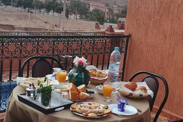 petit déjeuner au restaurant ait benhaddou Riad Ouinz